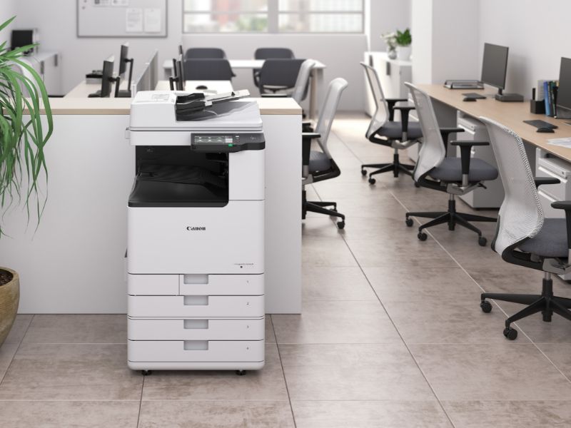 Drukarka Canon seria iR 2900i - widok biura z drukarką